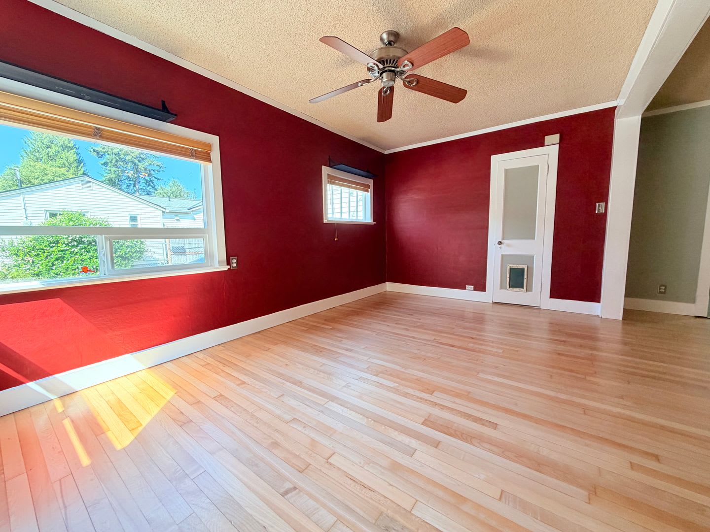 AVAILABLE NOW! Charming 3 Bed, 2 Bath Bungalow in Delridge! – photo 4