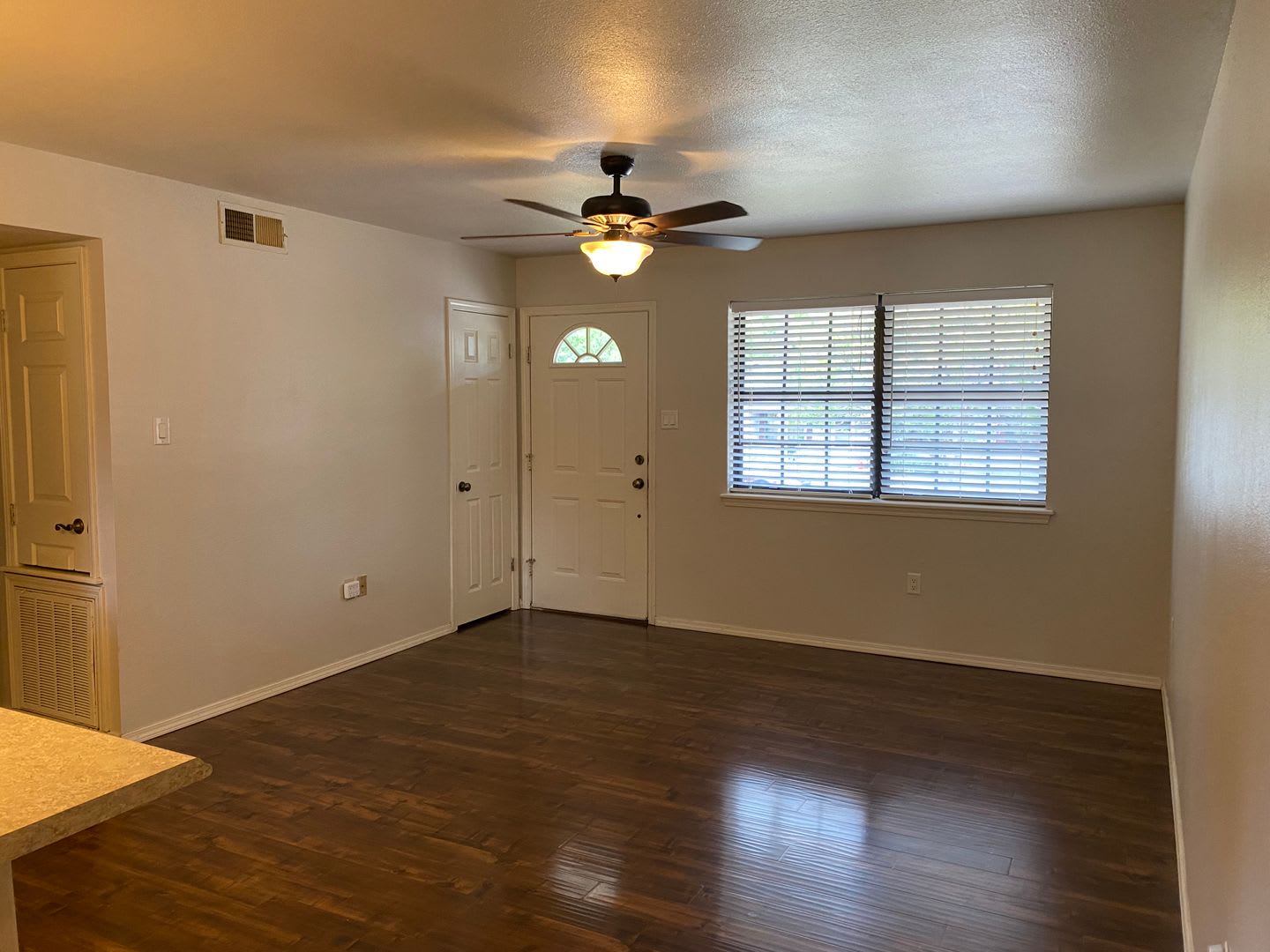 Come take a look at this nice 3 bedroom 1 1/2-bathroom home – photo 2