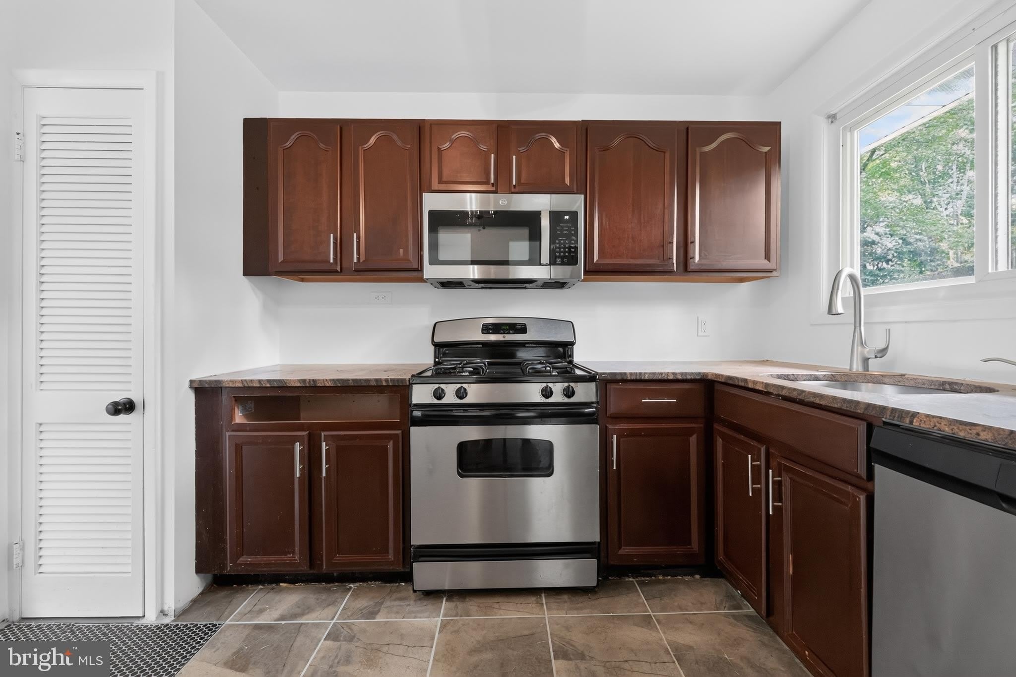 1700 Jarvis Avenue – photo 3