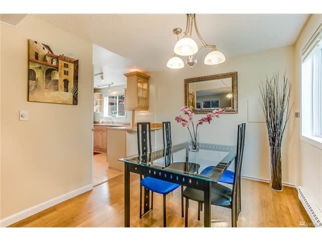 Beautiful 2 Bed 1.5 Bath in Sought After Woodridge, Bellevue. – photo 3