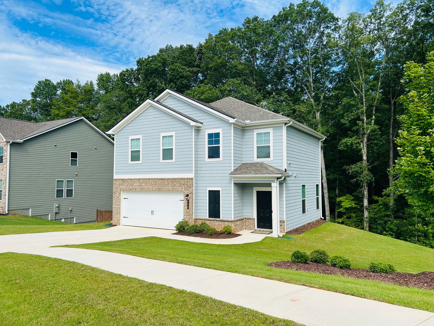 LIKE NEW! 3 bedroom, 2.5 bath home minutes from Downtown Newnan! Must see! – photo 2