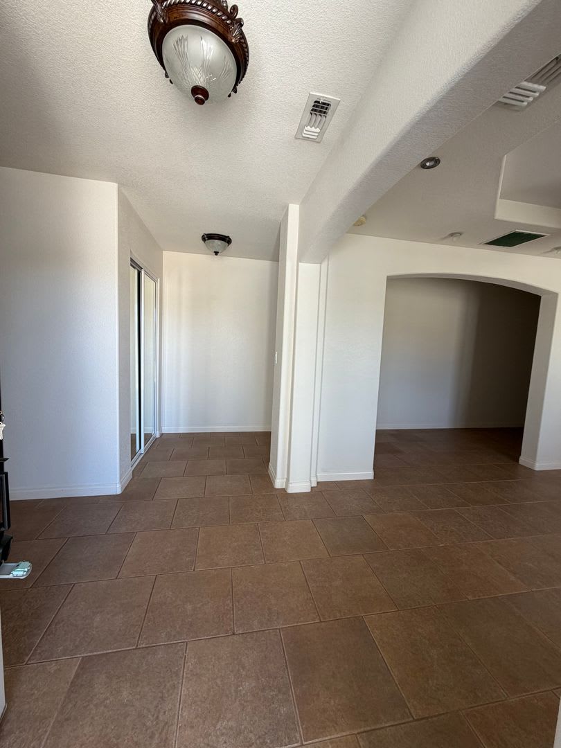 Large 3 Bedroom, 3 Bathroom Home with Solar – photo 3