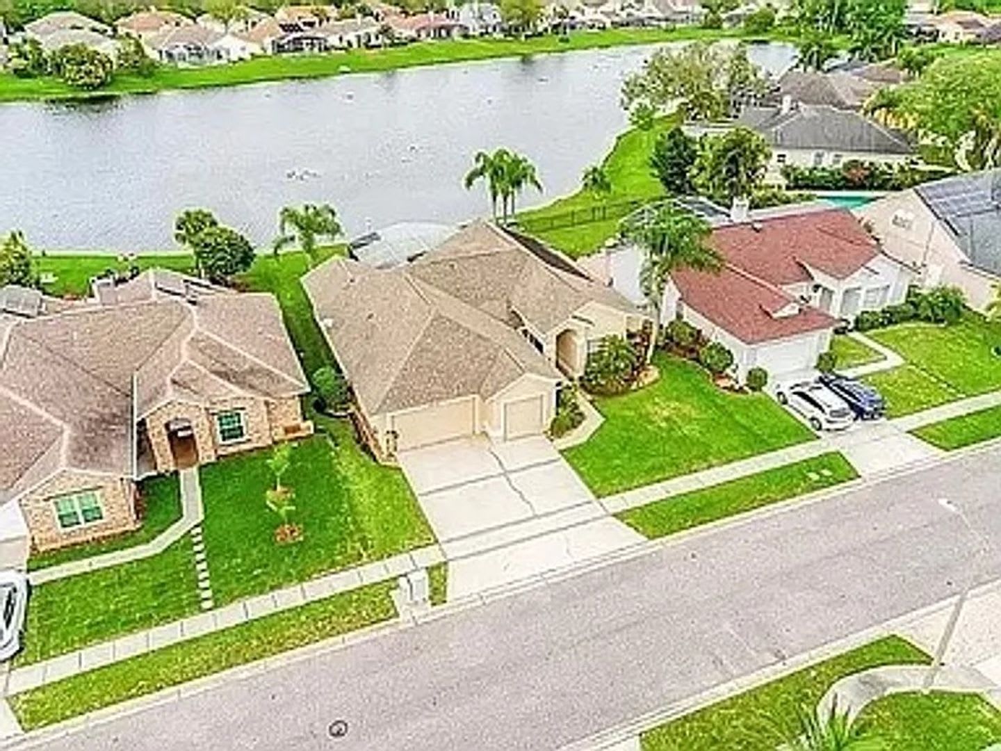 Captivating 4 Bedroom 2 Bath Pool Lake Home – photo 3