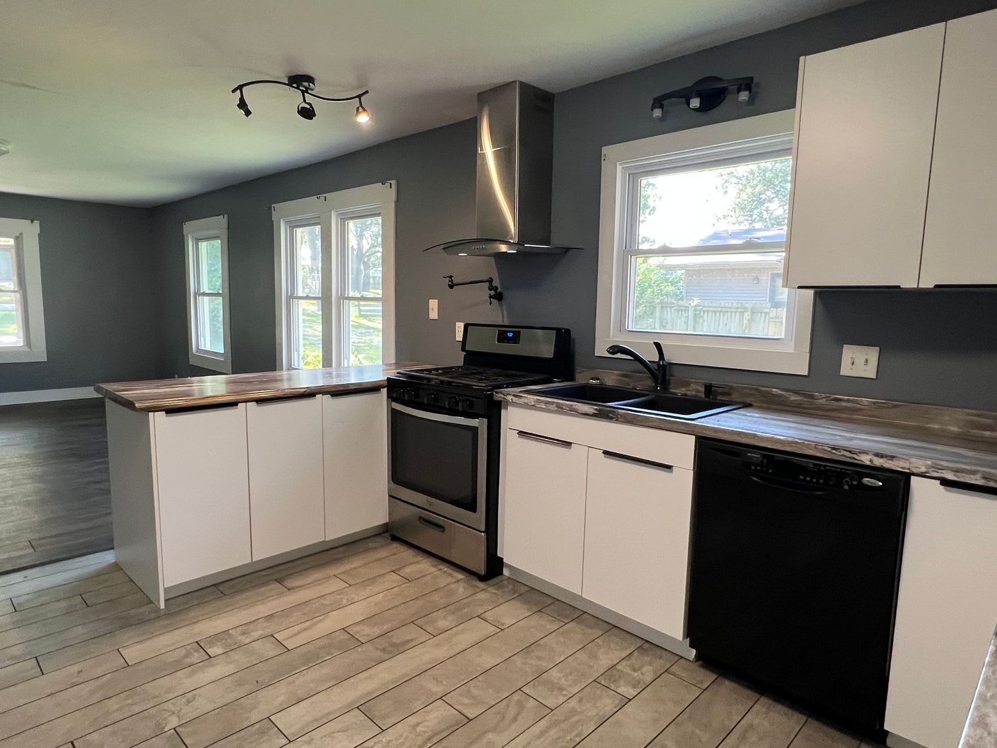 COMING SOON: Northwest Springfield 2 Bed / 2 Bath Bungalow – photo 4