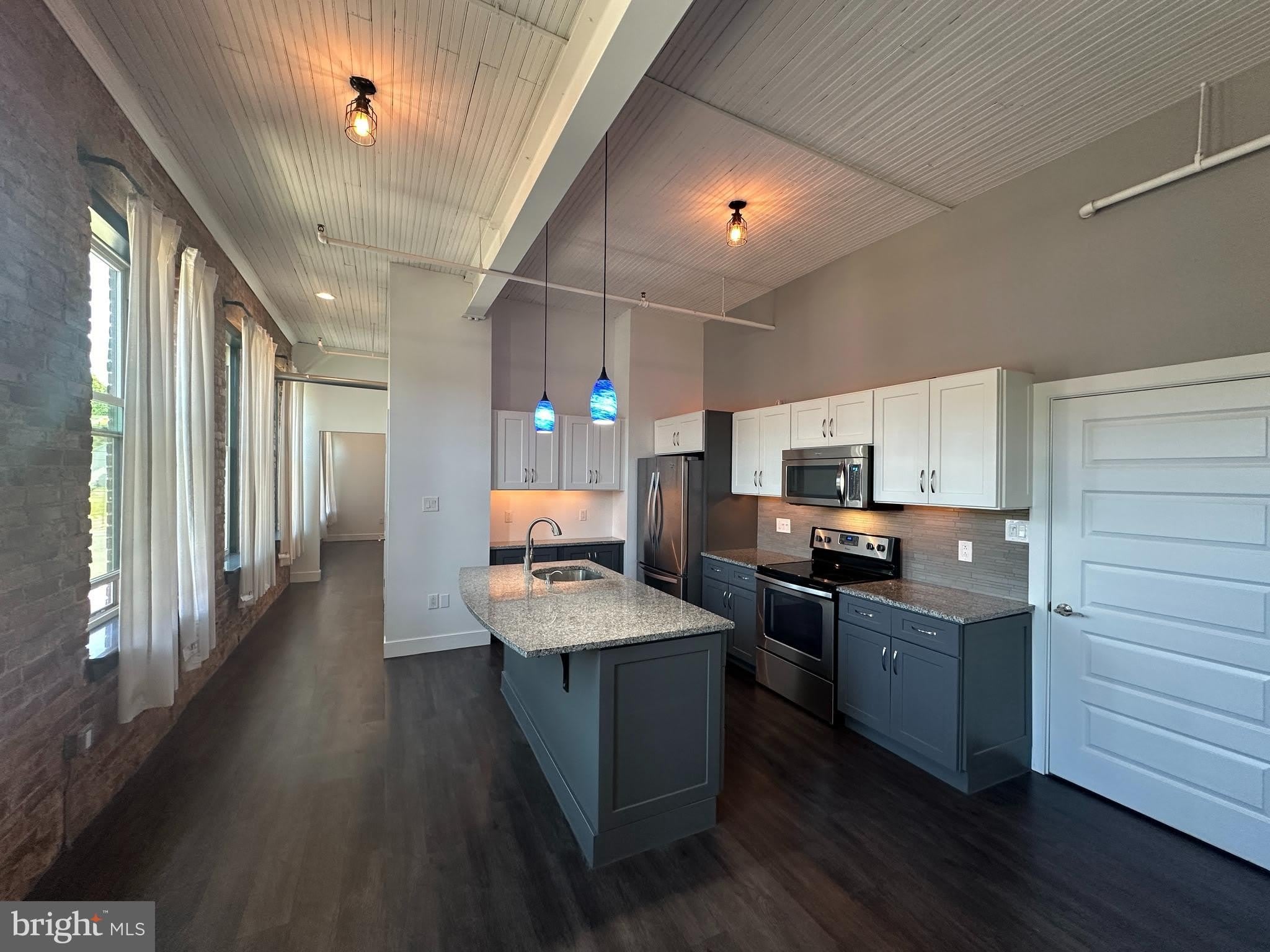 820 W MARKET Street – photo 5