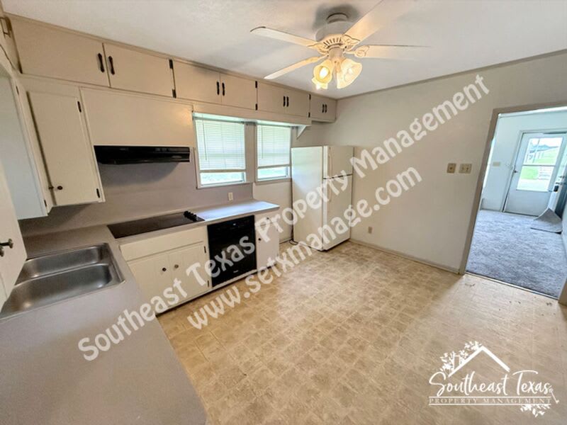 6129 Howe Street – photo 4