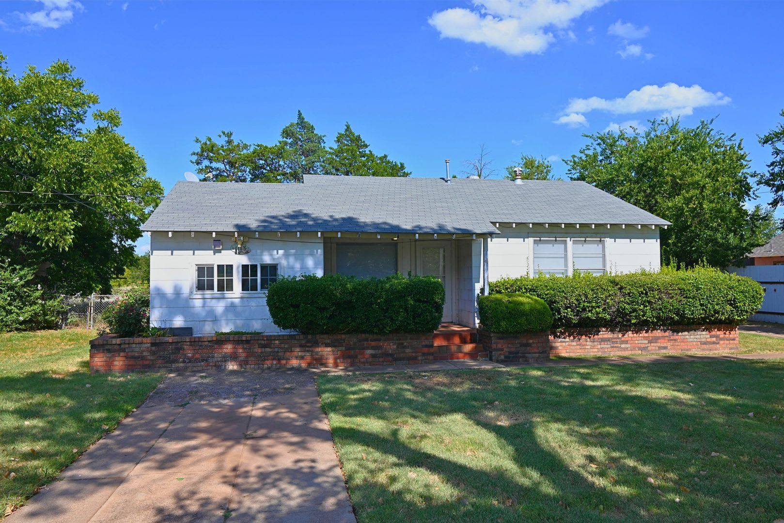 2 Bed 1 Bath With Character In Ray Massie! – photo 1
