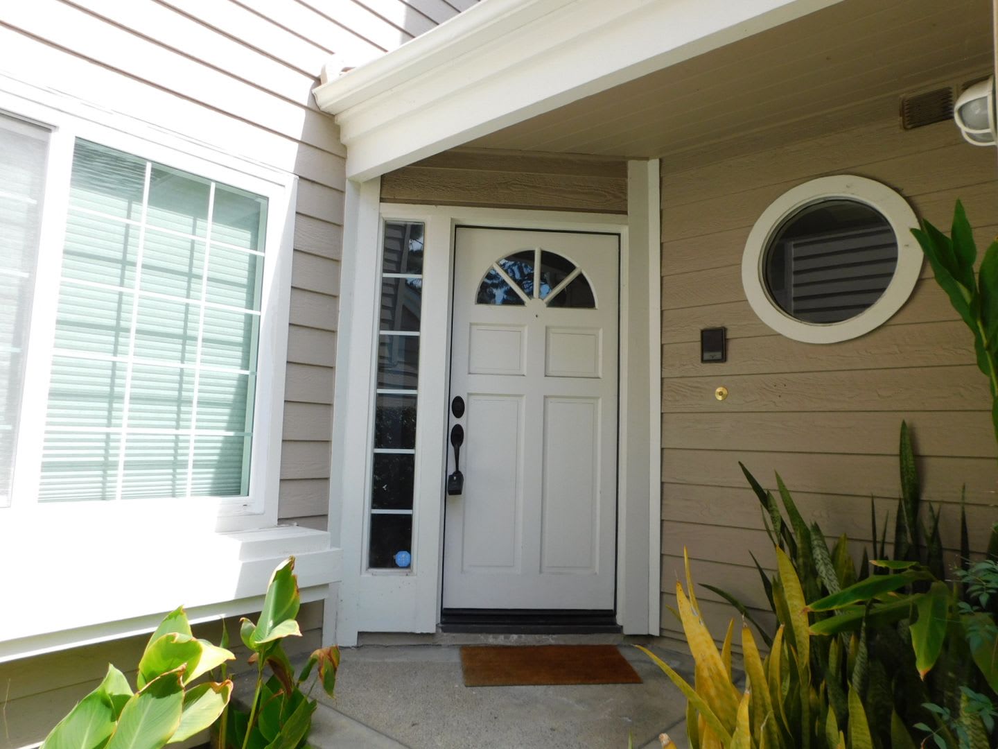 Gated Lake community 2 bed, 2.5 bath home. – photo 2