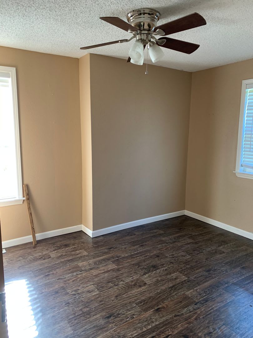 Cute 2 bedroom home with a loft and detached one car garage – photo 4