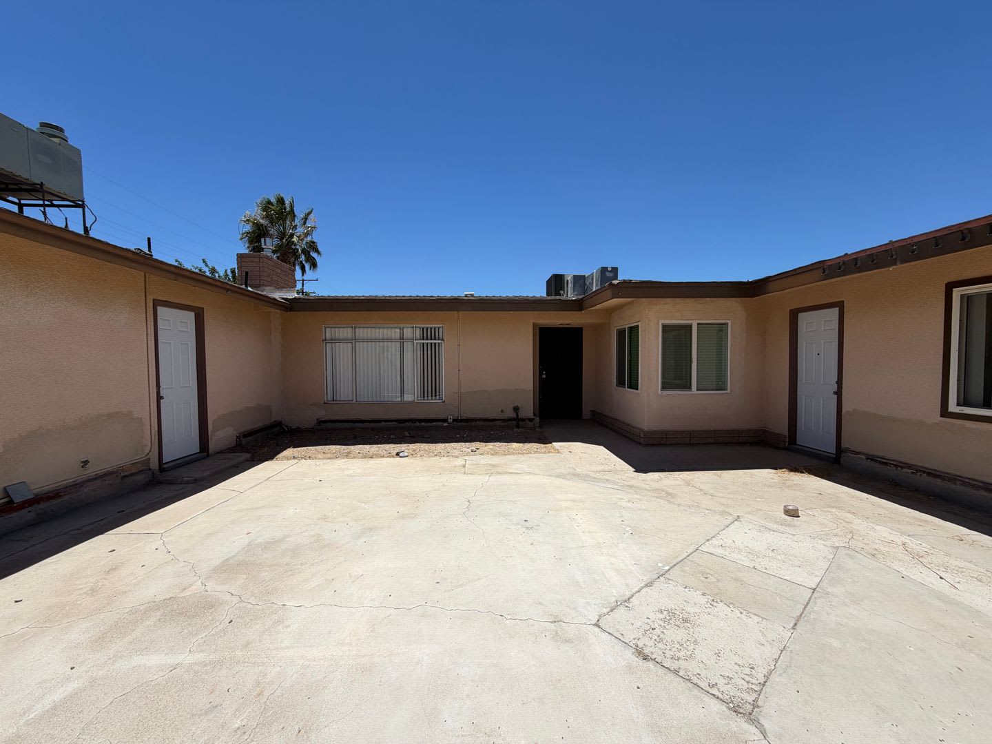 Spacious 4 Bedroom 2 Bathroom House Located in Irwin Estates – photo 5