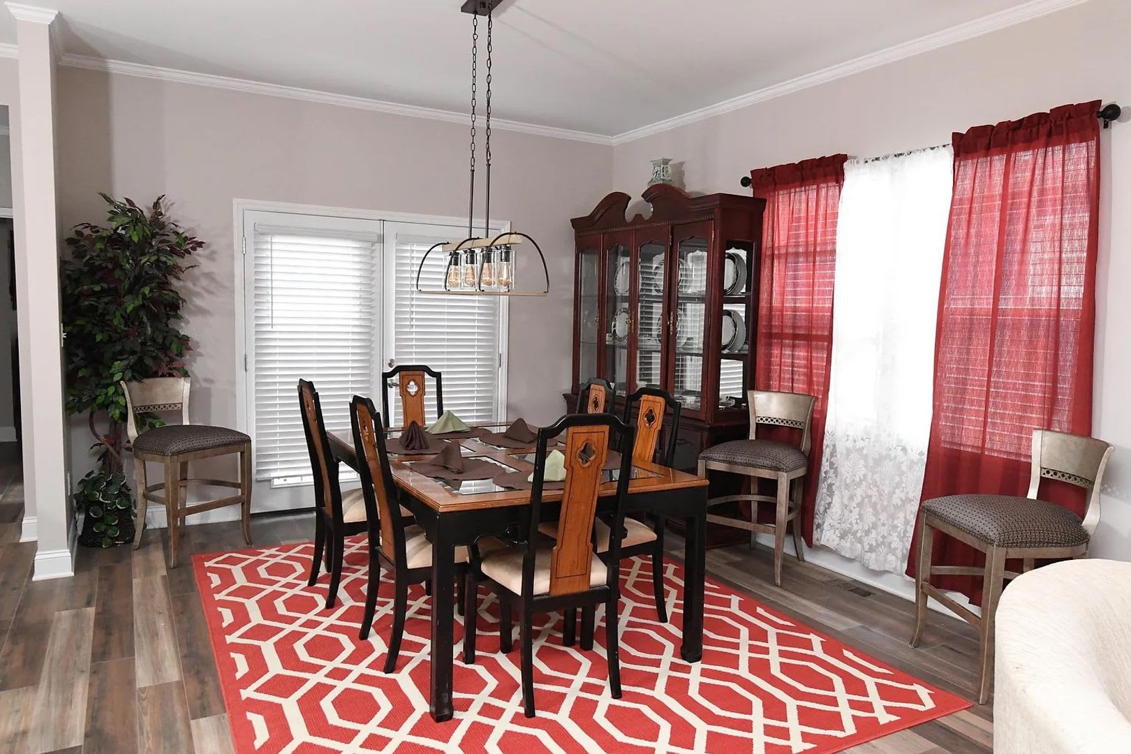 Room in 4 Bedroom Home at S Person St – photo 3