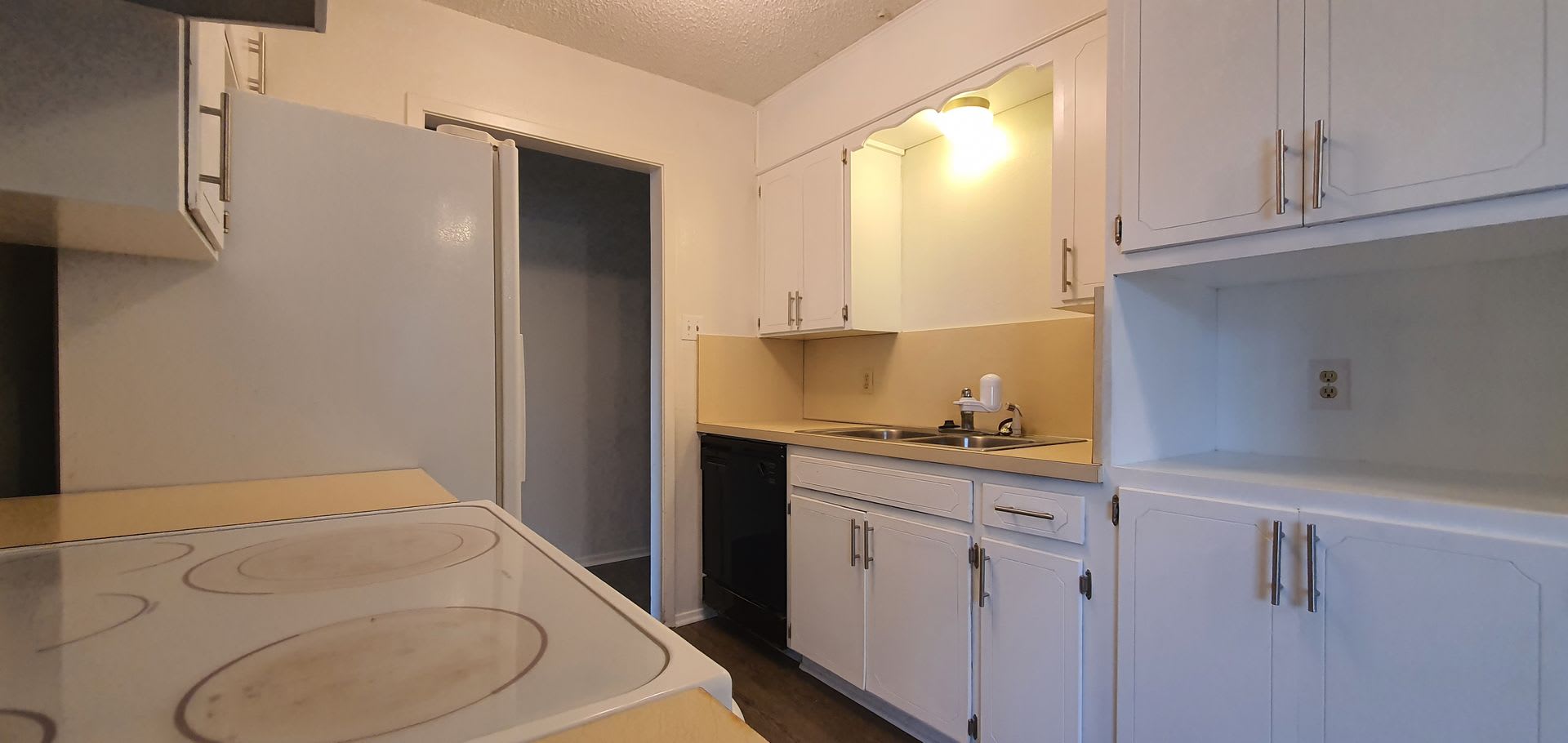 Spacious 4 bed, 2 bath home AVAILABLE SOON! – photo 3