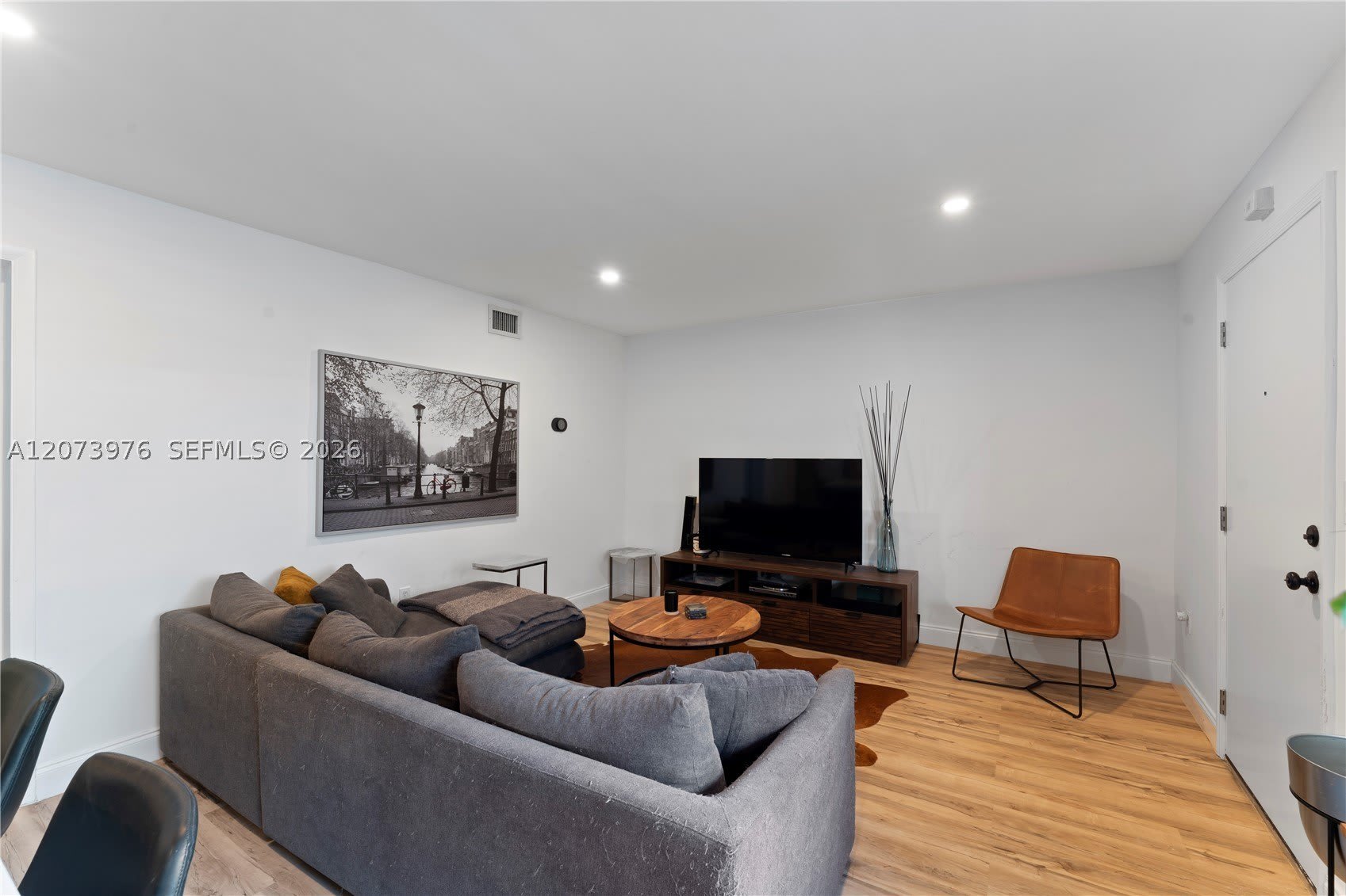 3242 Mary St – photo 2
