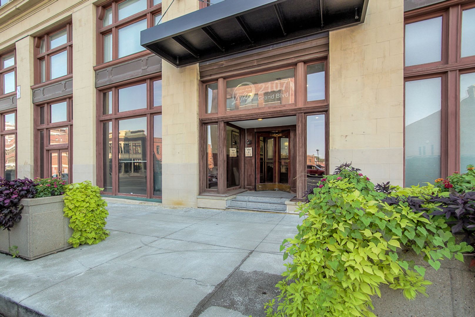 One Bedroom Unit In Wonderful Western Auto Lofts – photo 2