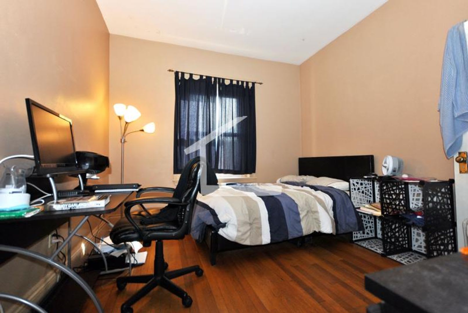Nicely renovated 3 bed 1 bath unit on the Green Line in Allston! – photo 4