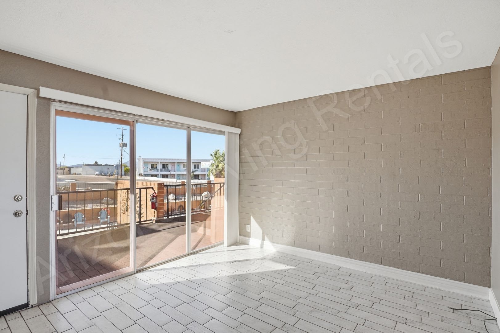 DOWNTOWN LAKEVIEW CONDO – photo 3