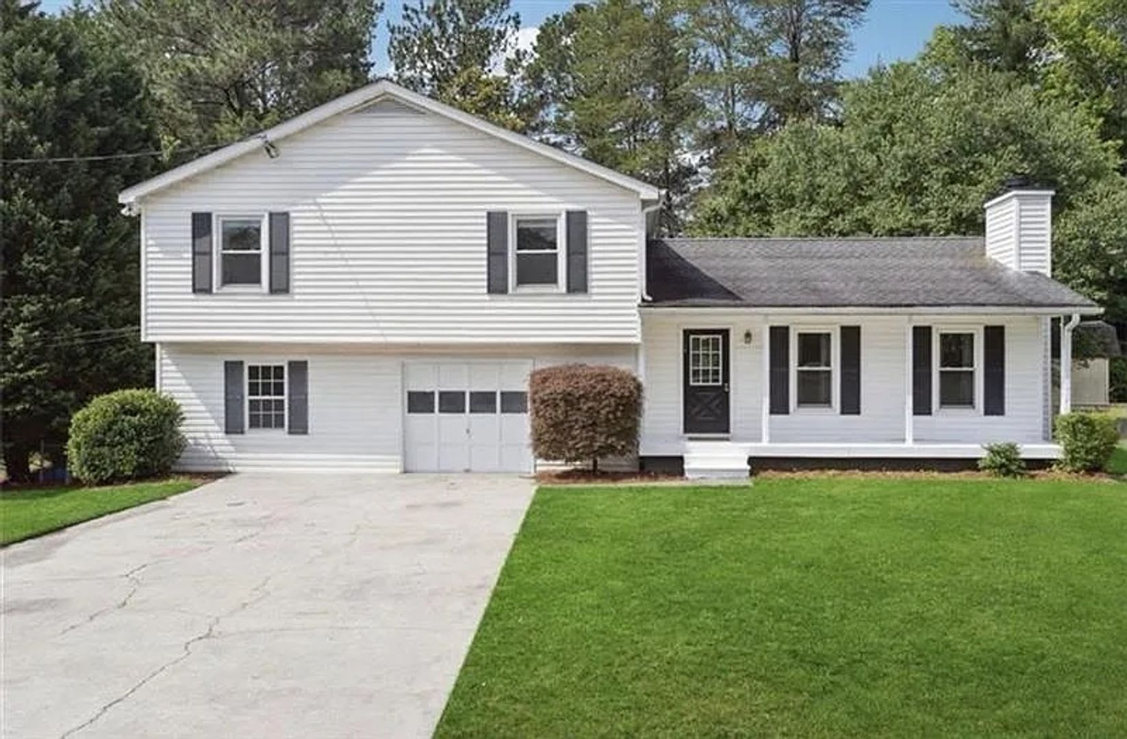 Room in 4 Bedroom Home at Brooks Dr – photo 2