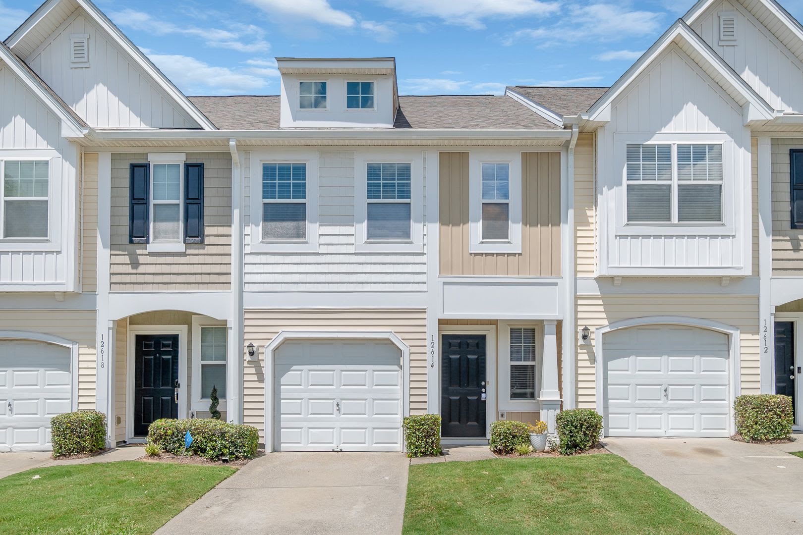 Stylish Townhome in Steele Creek Location – photo 2