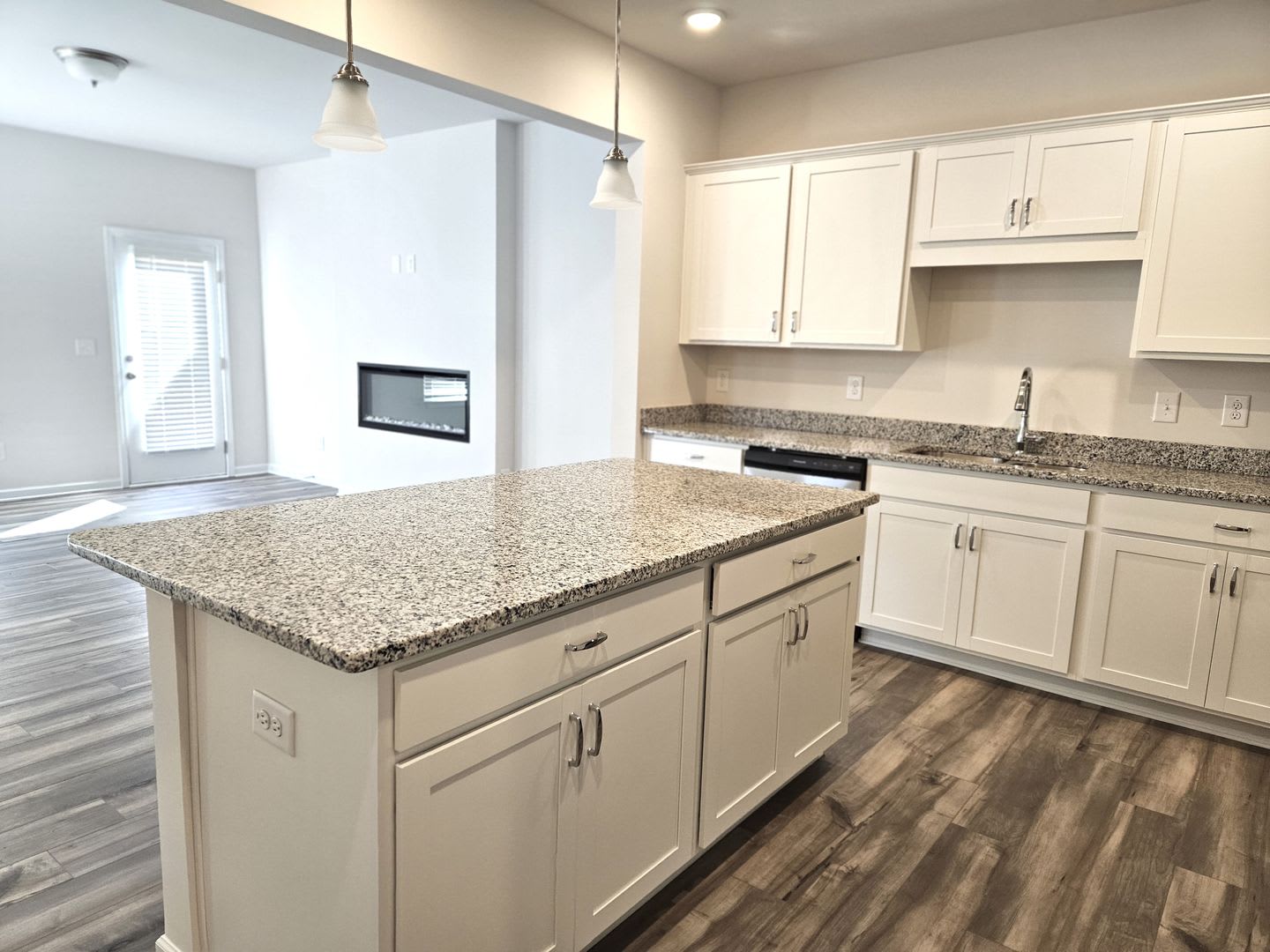 Like-New End-Unit Townhome – photo 4