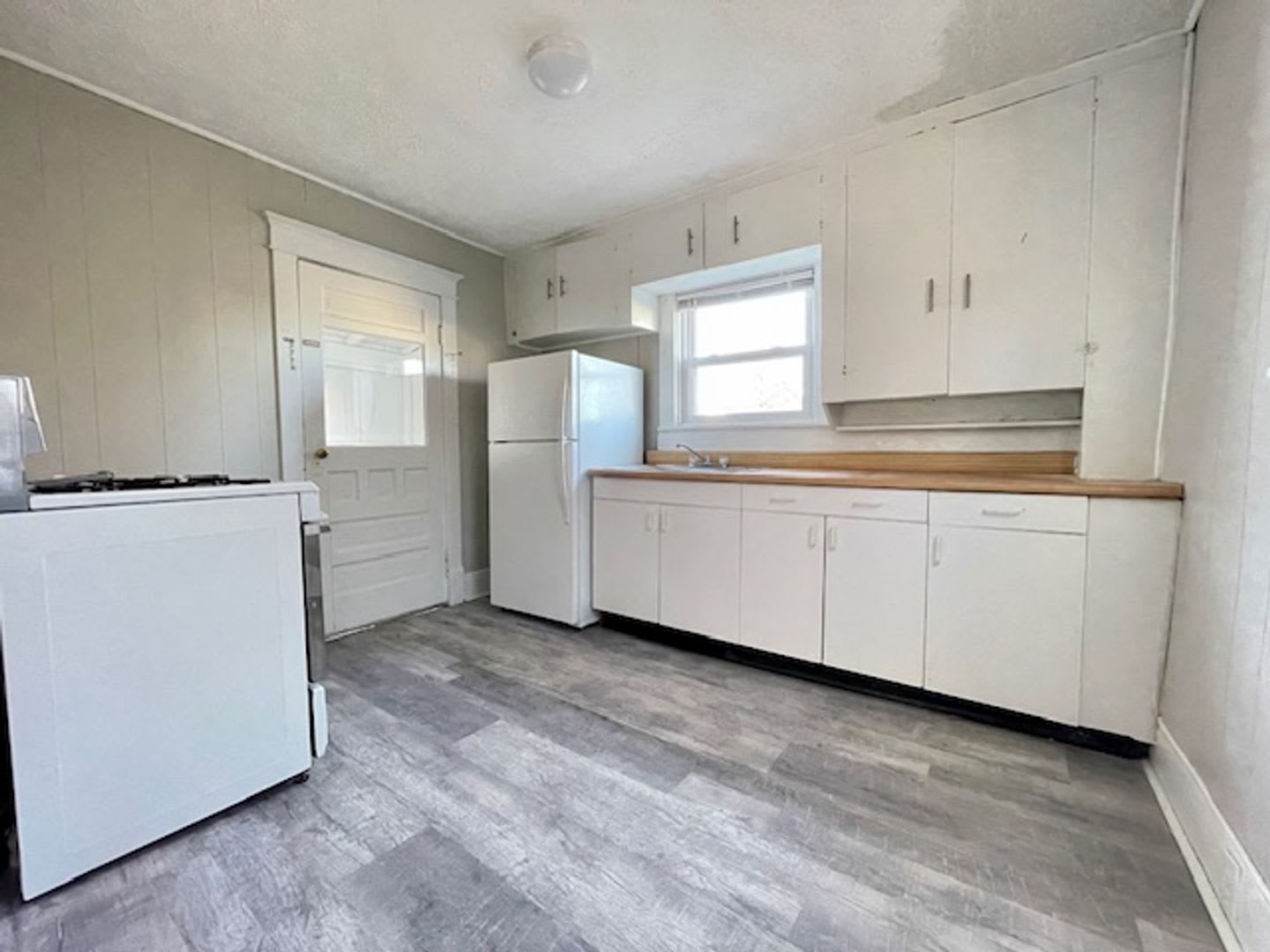 Charming 2 Bedroom Home Available! – photo 2