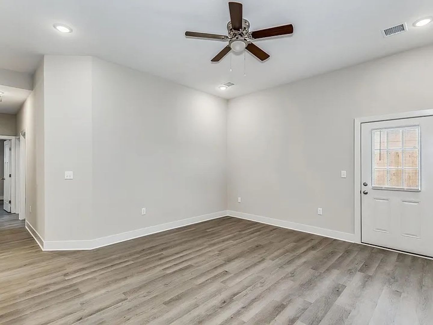 Beautiful 3 Bedroom 2 Bathroom Townhome – photo 4