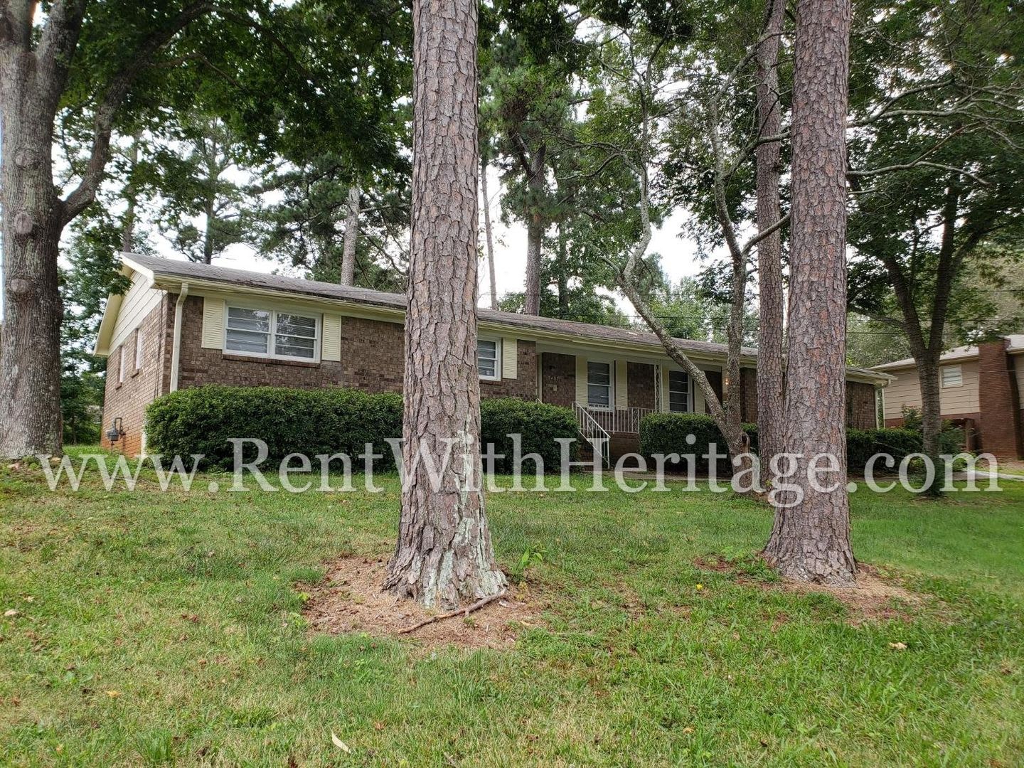This Is A Wonderful Brick Ranch Style Home In A Great Neighborhood With Great Schools And Close To Everything Just Minutes From Arbor Place Mall – photo 3
