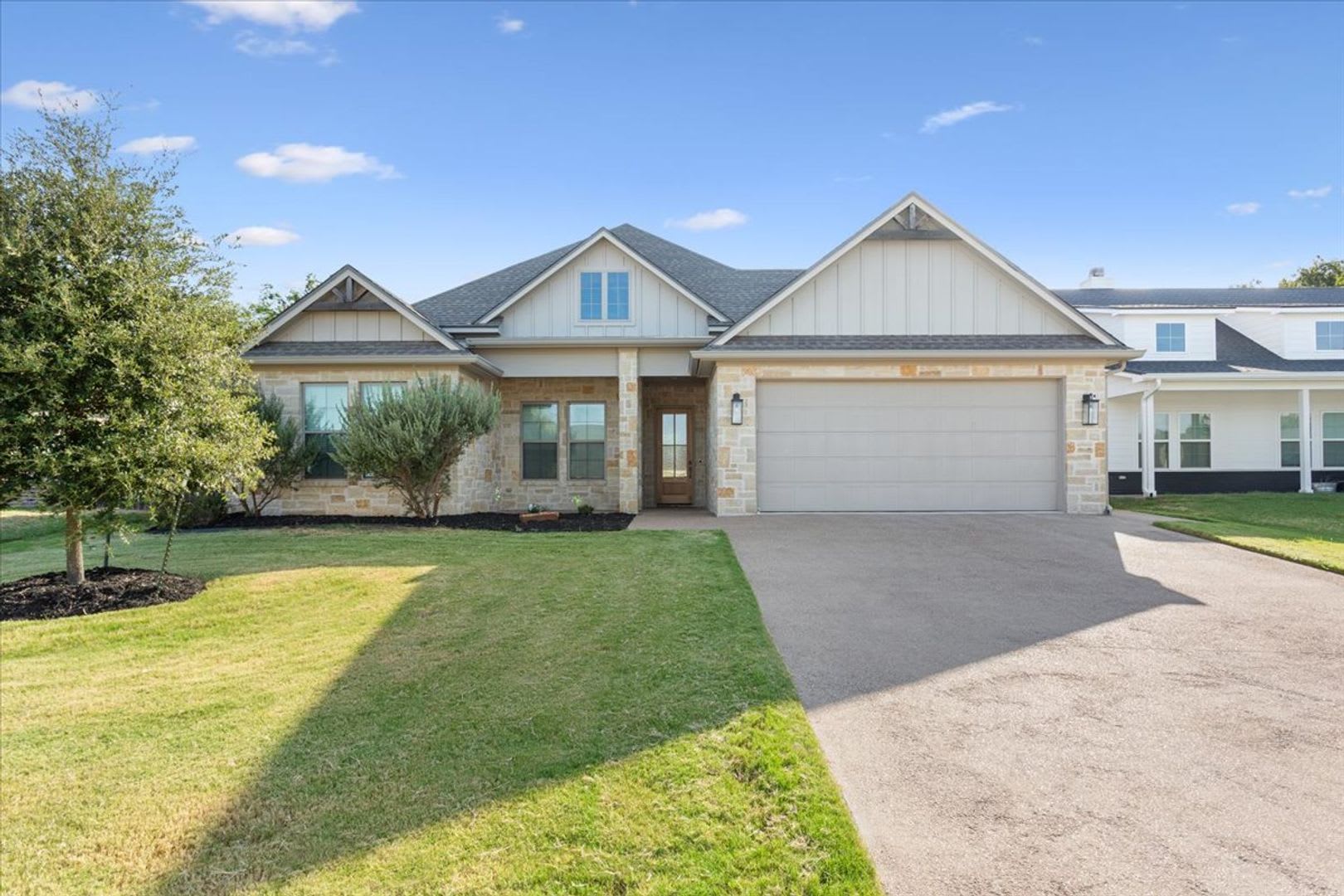 Executive 4 Bedroom home that feels brand new! – photo 1