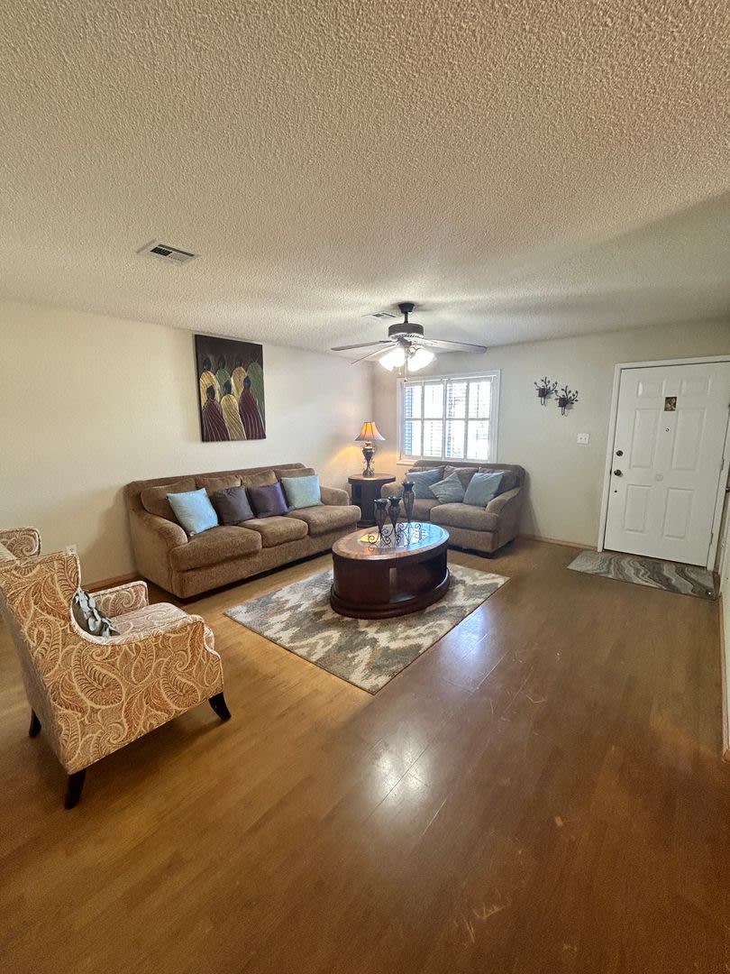 Charming 3-Bedroom Home with Wood Flooring and Large Yard in Yuma – photo 3