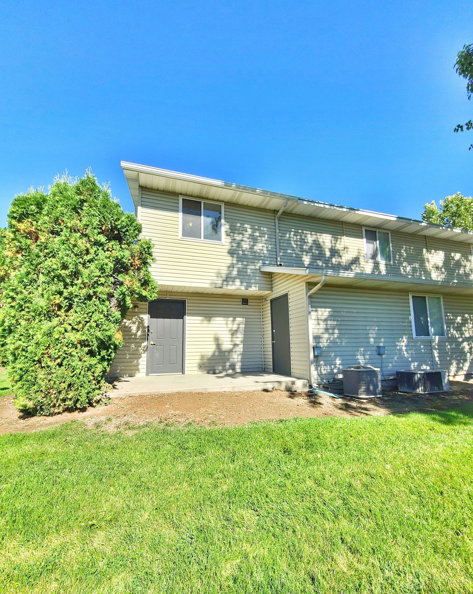 Charming 2 bedroom 1 bath townhome available! – photo 2