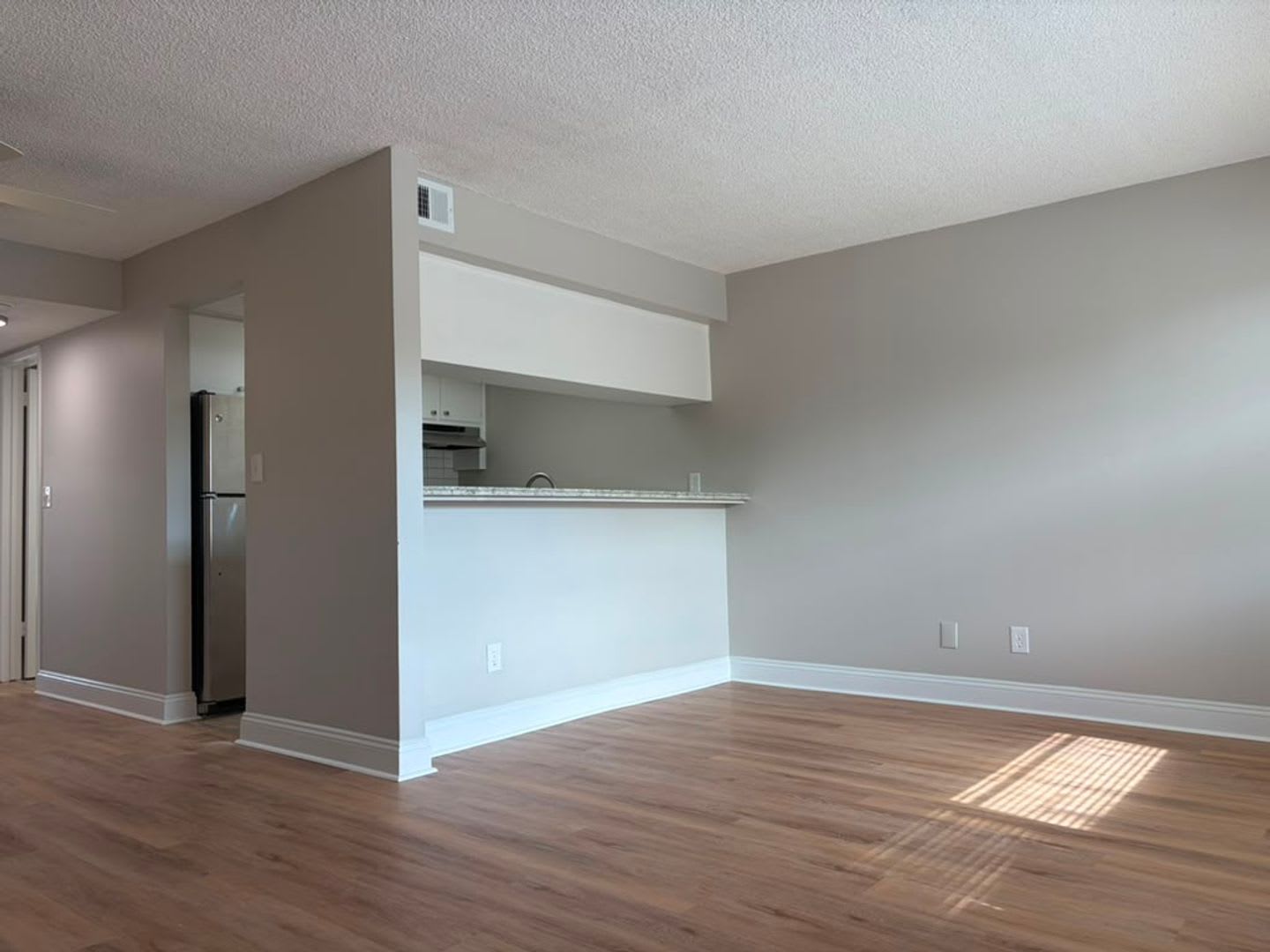 Updated One Bedroom Apartment Near Downtown Gulfport – photo 2