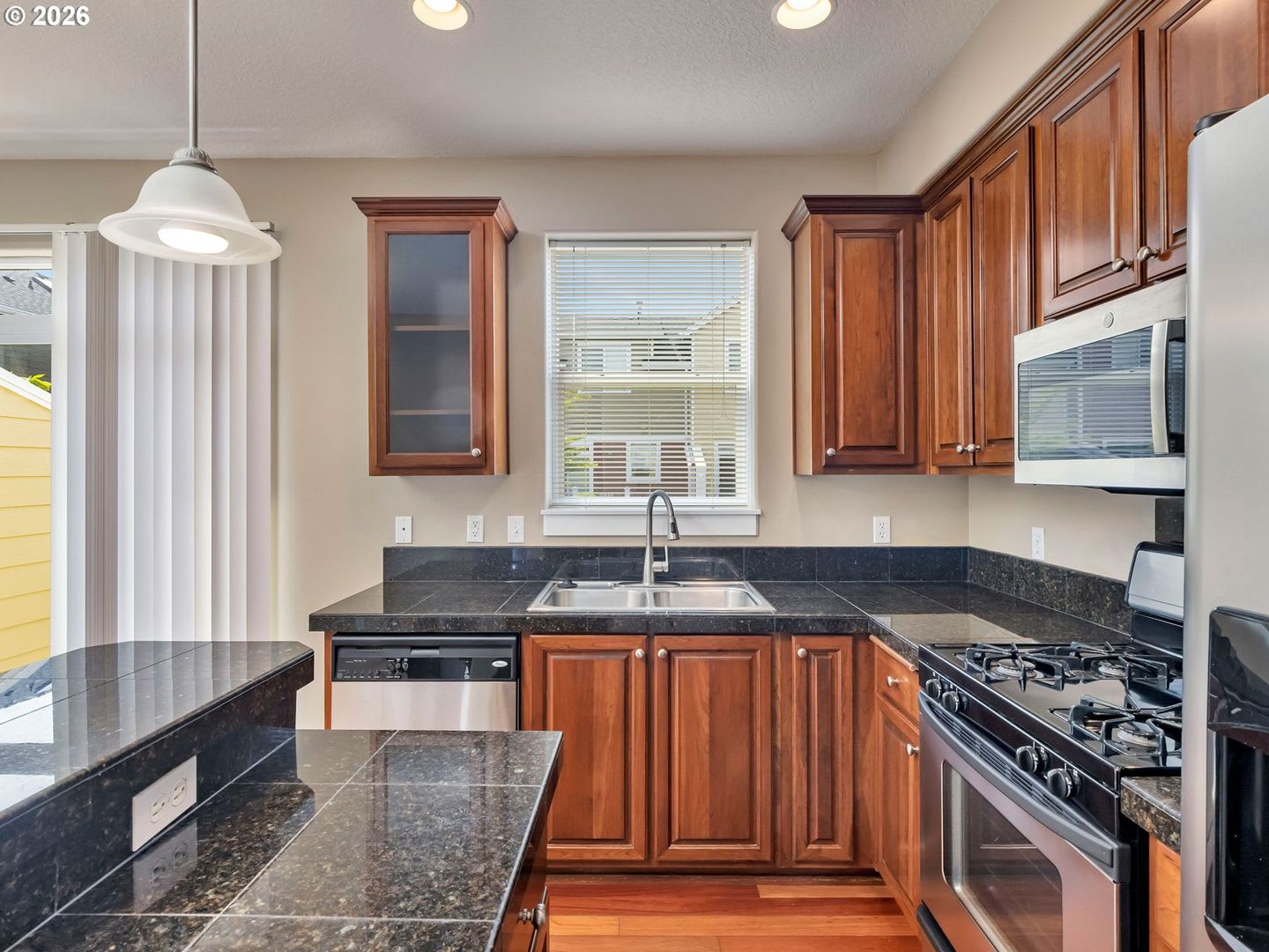 Spacious Living in a Modern Townhome – photo 5