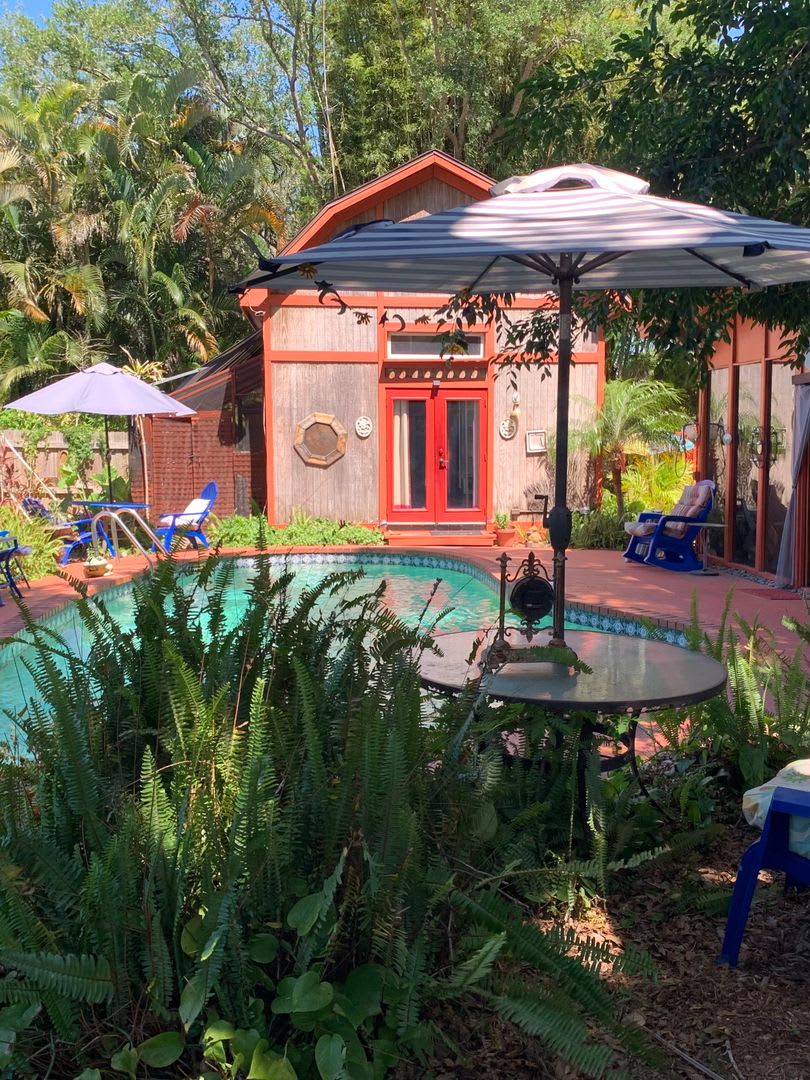 Beautifully Updated Clearwater Cottage Home in a Prime Location Near Beaches & Shopping – photo 2