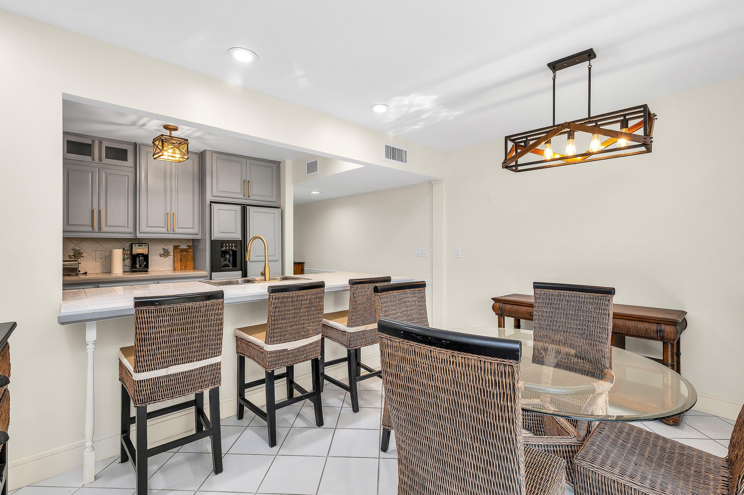 584 Se 20Th Avenue – photo 2