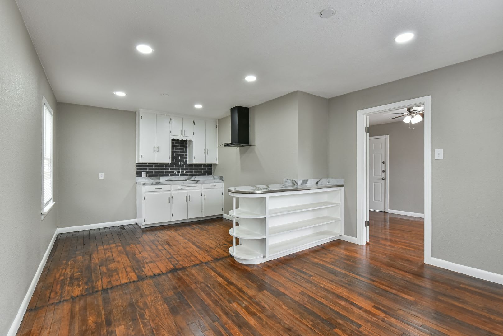 Beautifully Renovated 1BR Duplex with Marble Shower & Natural Light – photo 3
