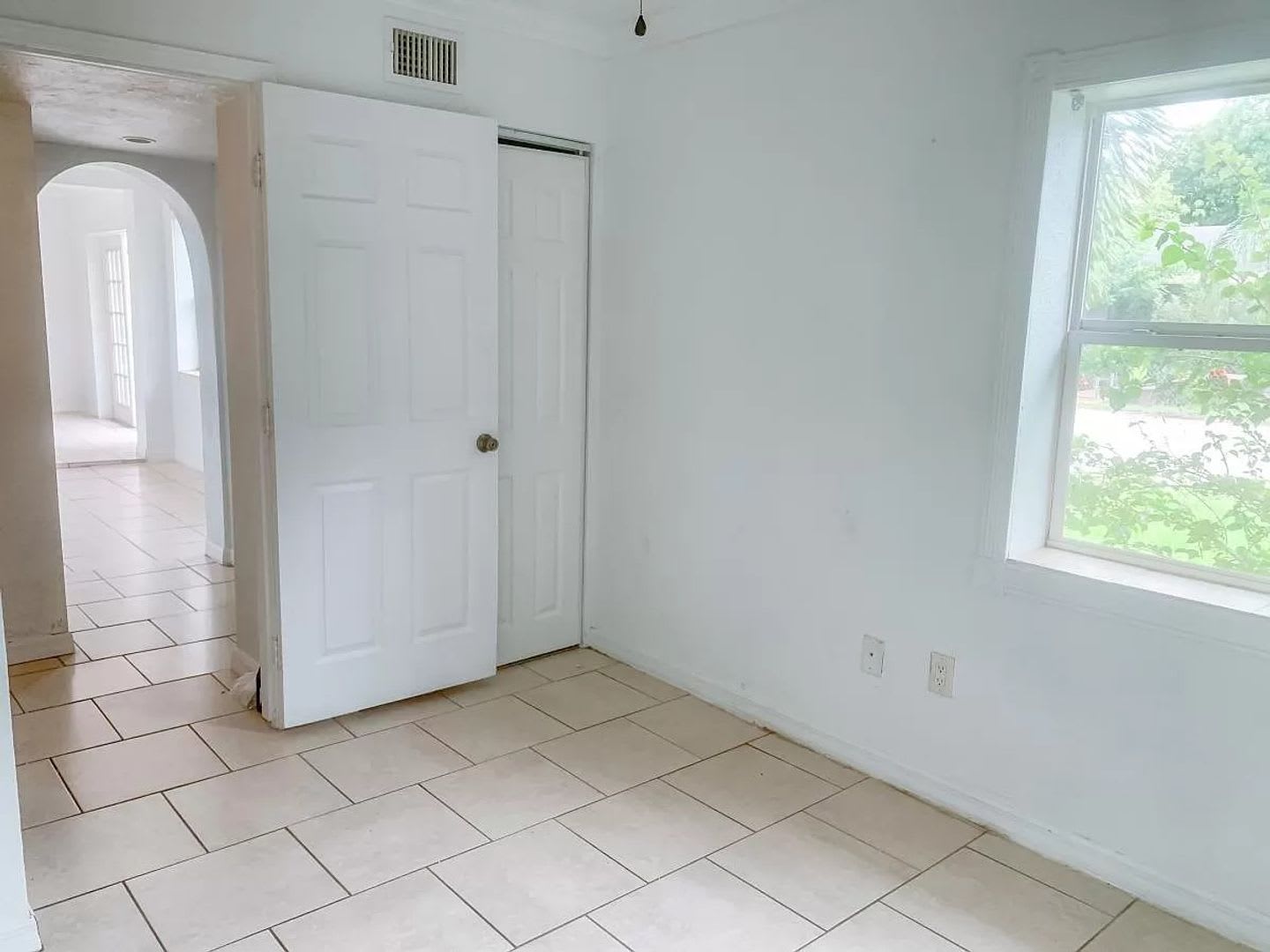 Cozy 2/1 remodeled Bradenton home with privacy fence – photo 5
