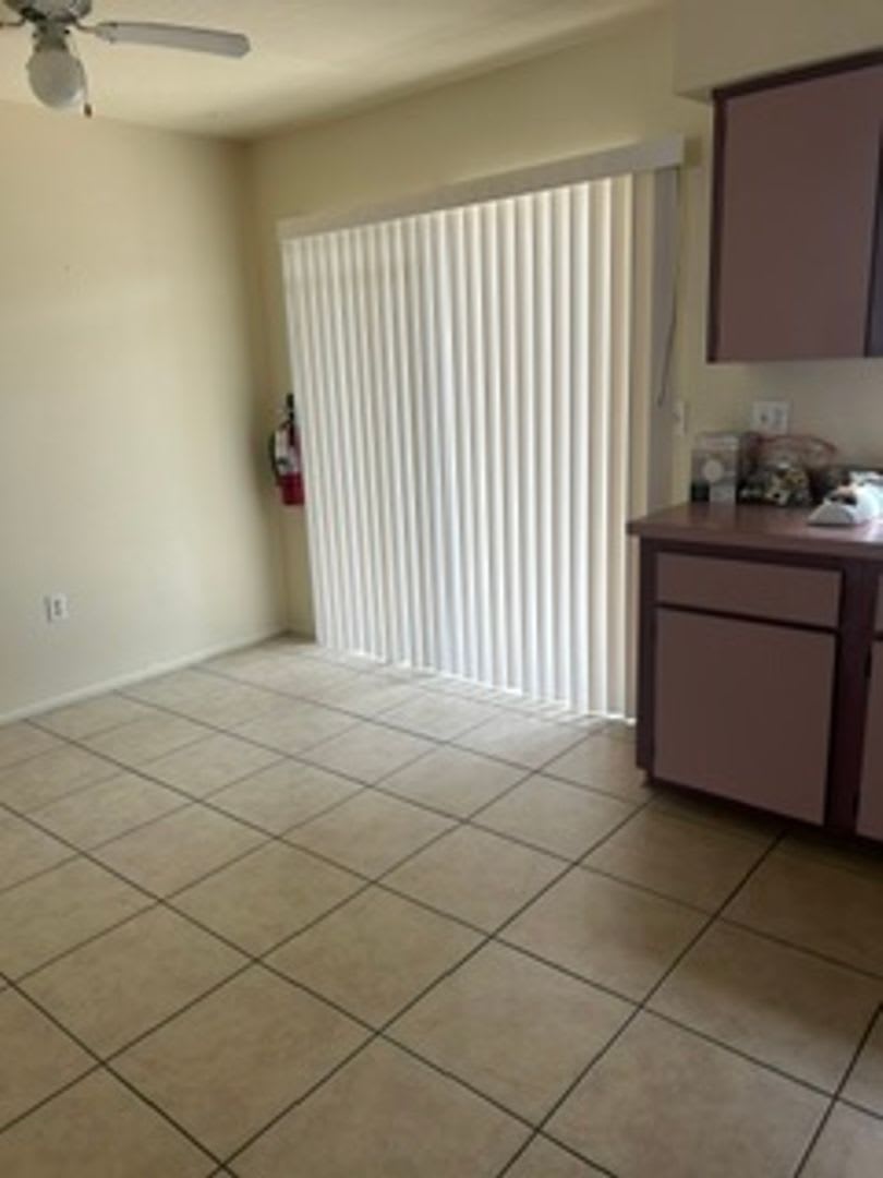 Large 2 bed 1 1/2 bath Town house. Inside laundry, assigned parking – photo 3