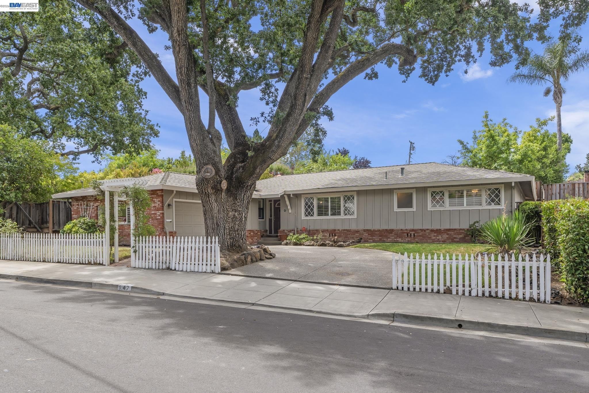647 Bonita Ave – photo 2