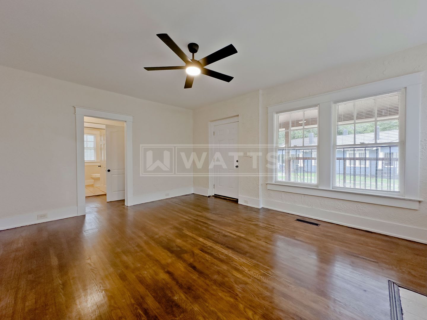 Charming 2-Bedroom Craftsman Bungalow in Woodlawn – photo 5