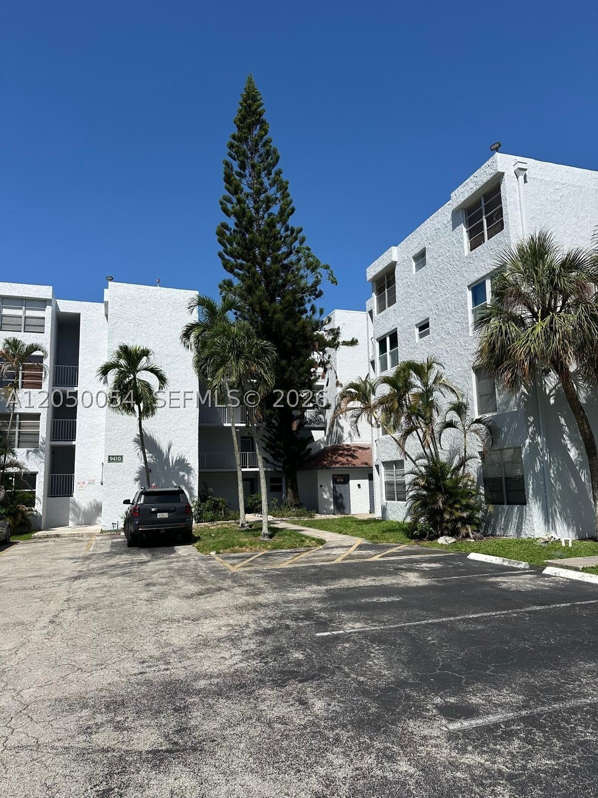 9410 Live Oak Pl – photo 1