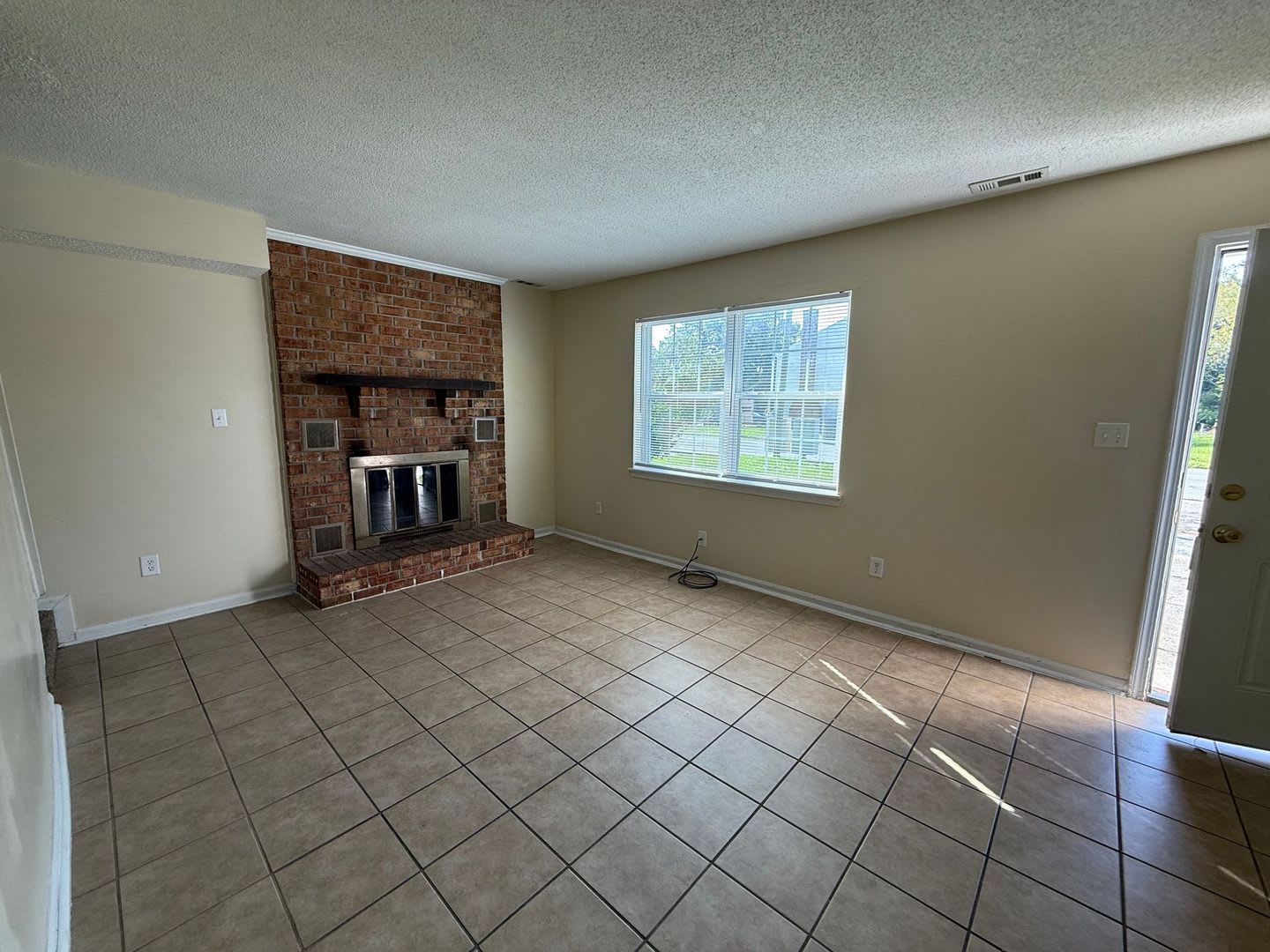 3 Bedroom 1.5 Bathroom – photo 2