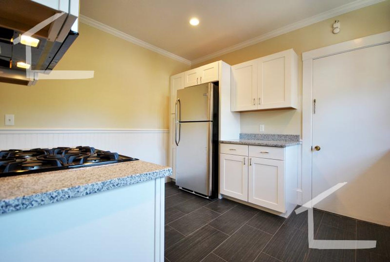 Nicely renovated 4 bed in Oak Square for September! – photo 4
