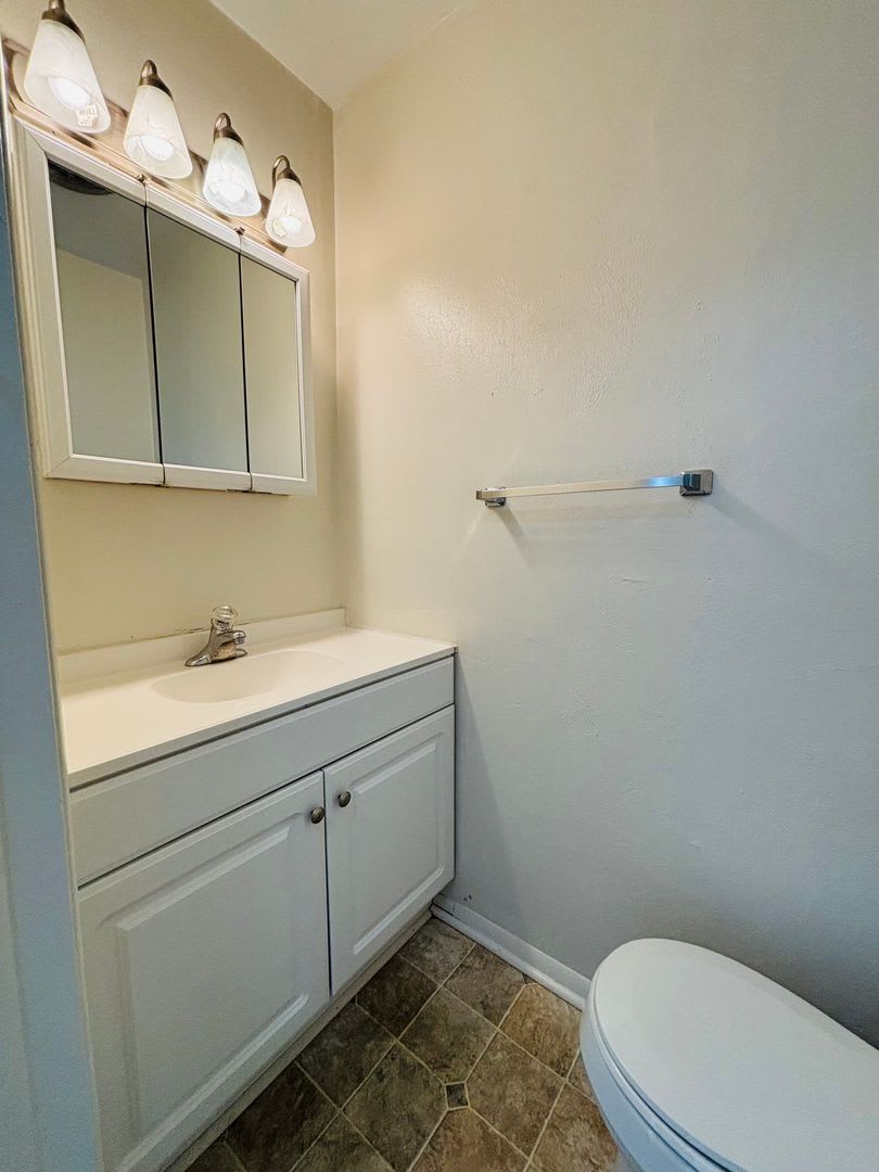 2 Bedroom, 1.5 Bath Townhouse – photo 3