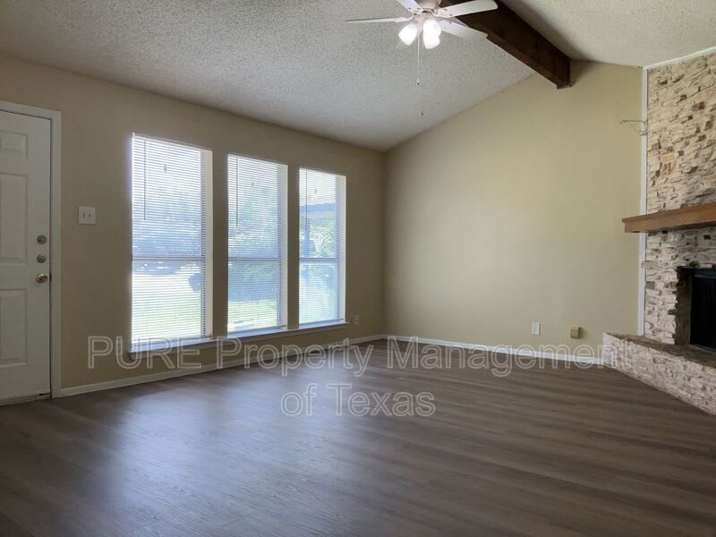 604 Country Aire Dr – photo 4