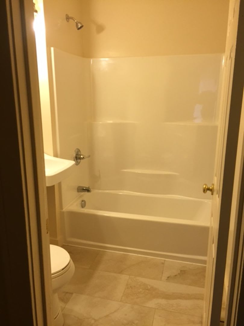 $860.00 2 bedroom, 1 bath with a garage located in Burton – photo 3