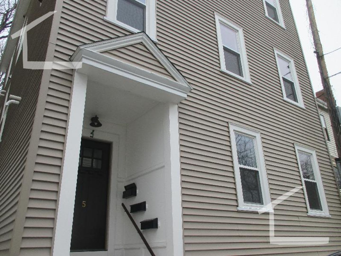 Large pet friendly, sunny, renovated 3 bed unit near Brookline Village. – photo 3