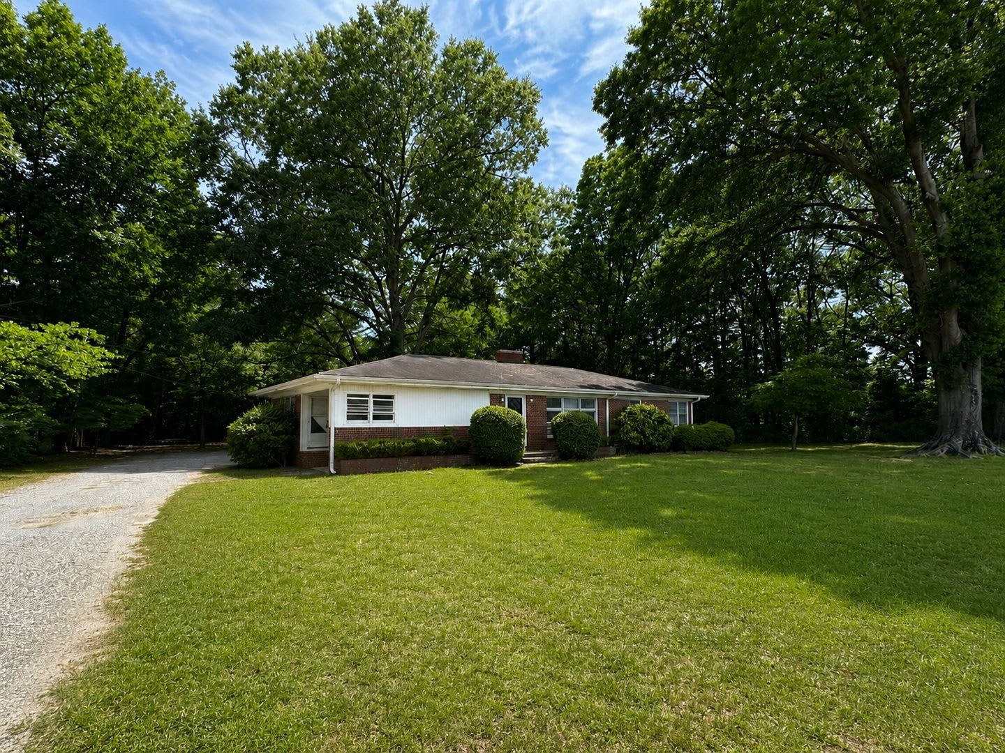 Large Brick Home with Beautiful Interior! – photo 3