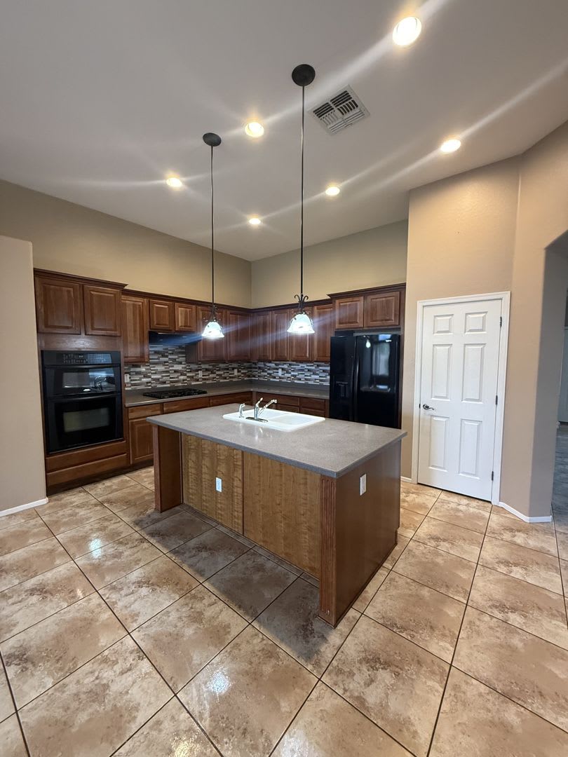 Gorgeous 3 bed with a Den in Cobblestone Farms, Maricopa! Move in Sept 2026 rent free deposits only!!! – photo 5