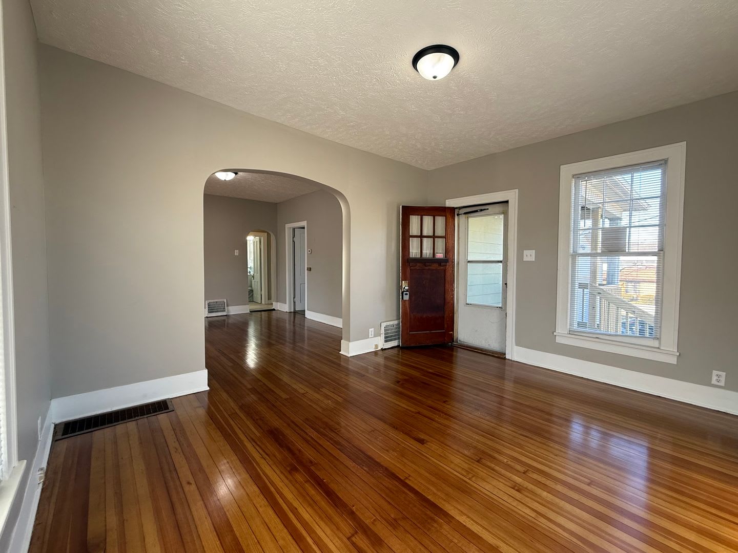 Charming 2 Bedroom Home with Garage on Corner Lot – photo 3
