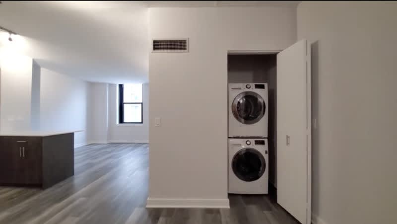 201 W Lake St – photo 3