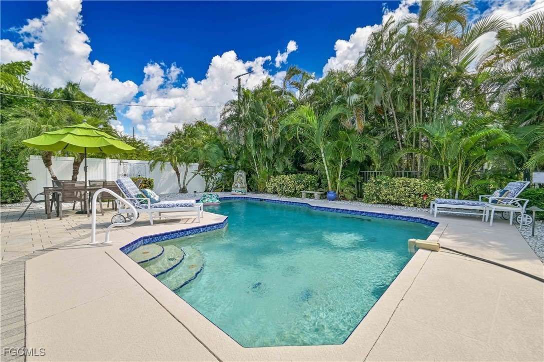 572 105th Avenue N – photo 1